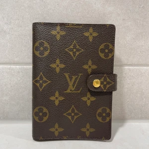 Louis Vuitton Agenda PM - ✅ Modell: Agenda PM ✅ Datecode/chip: SP0030 ✅ Skick: fint skick  ✅ Kvitto: Nej ✅ Äkthetsintyg: nej ✅ Pris: 3000kr   Jättefin vintage agenda PM. Små spår av användning i högra hörnet (se bild) och knapp är lätt repig (se bild). I övrigt väldigt bra vintage