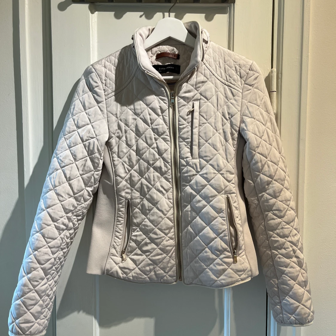 Quiltad lätt jacka, beige med gulddetaljer, zara, S.