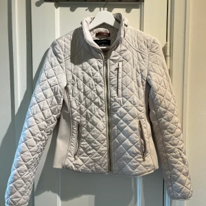 Quiltad lätt jacka, beige med gulddetaljer, zara, S. - Perfekt jacka för höst och vår, beige med dragkedjor och knappar i guld.  Använt, bra skick.  Zara Storlek S