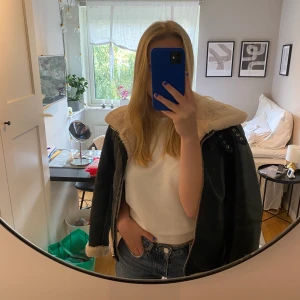 Skinnjacka   - Säljer min jacka (fake skinn) som jag köpte förra hösten🙌🏽perfekt att ha som höstjacka