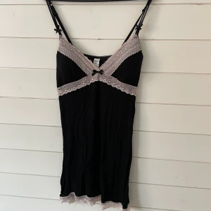 Nattlinne  - Fint nattlinne med rosa spets detaljer, storlek S! 