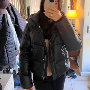 Svart jacka  - Säljer min supersnygga svarta jacka💗 köpt från nelly och är i bra skick! Köp direkt för 450💗 hör av dig vid frågor eller om du är intresserad!