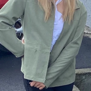 Grön overshirt - Jättefin grön tunnare jacka, sparsamt använd och i fint skick💞