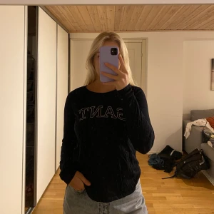Gant tröja  - Säljer min långärmade t-shirt från Gant i storlek S. Den är i ett tunt och skönt material. Tveka inte att höra av er ifall ni har frågor💗