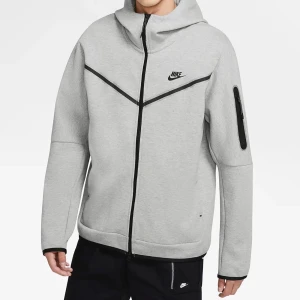 Nike tech hoodie - Fin nike tech hoodie i grå färg i nyskick. Använd ett par gånger i storlek M Fraktas/möts upp i stockholm