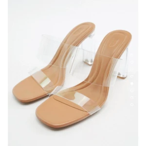 Genomskinliga klackskor - Genomskinliga klackskor från Zara i storlek 38. Aldrig använda, endast testade.  200kr+frakt  Cirka 8-9 cm hög klack  