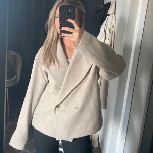 Höstkappa - Intressekoll på min fina kappa, buda!! Köpt i våras. Skriv privat för fler bilder (dessa är lånade)!!❤️ HAR BUD PÅ 900