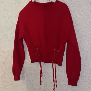 Tröja🤍, använd 4 gånger ca - tröttnat på den så vill att någon annan ska få användning för den🧚🏼‍♂️🤍