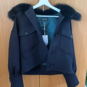 SVART MEOTINE JACKA - säljer min meotine jacka som jag fick hem igår, ångrade mig och vill köpa en annan jacka istället! Lappen är kvar och jackan är endast testad!!! BUD PÅ 3200kr!