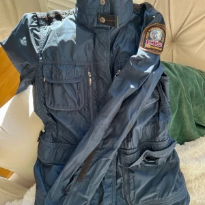 👻 PARAJUMPER JACKA  👻  - Hej 💙 Säljer min Parajumper i modellen "Desert" i marinblå. Jackan är i väldigt bra skick. En höst/vår jacka. Köptes för 4 000kr. 💙