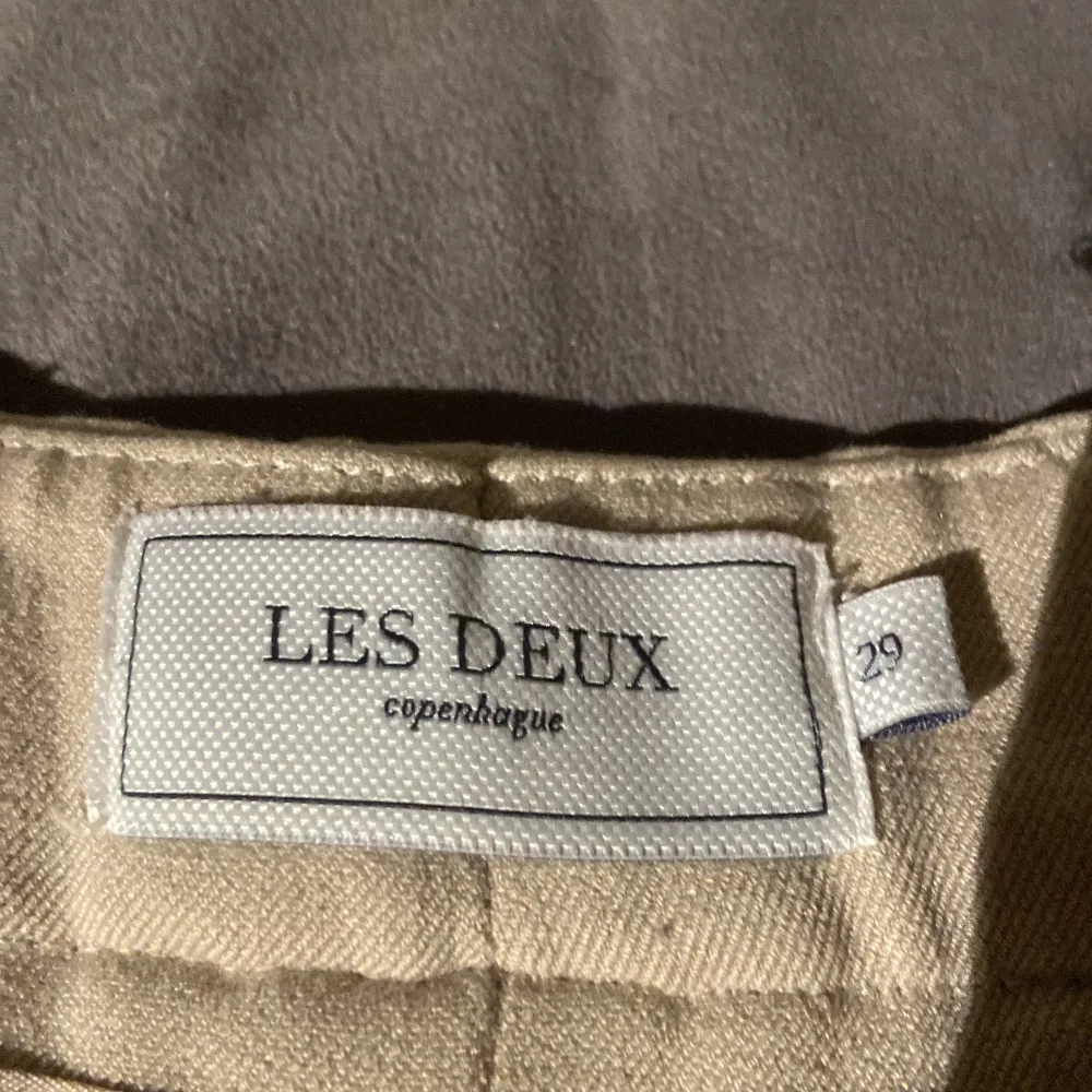 Ett par beiga skit snygga å bekväma kostymbyxor från Les Deux . Jeans & Byxor.