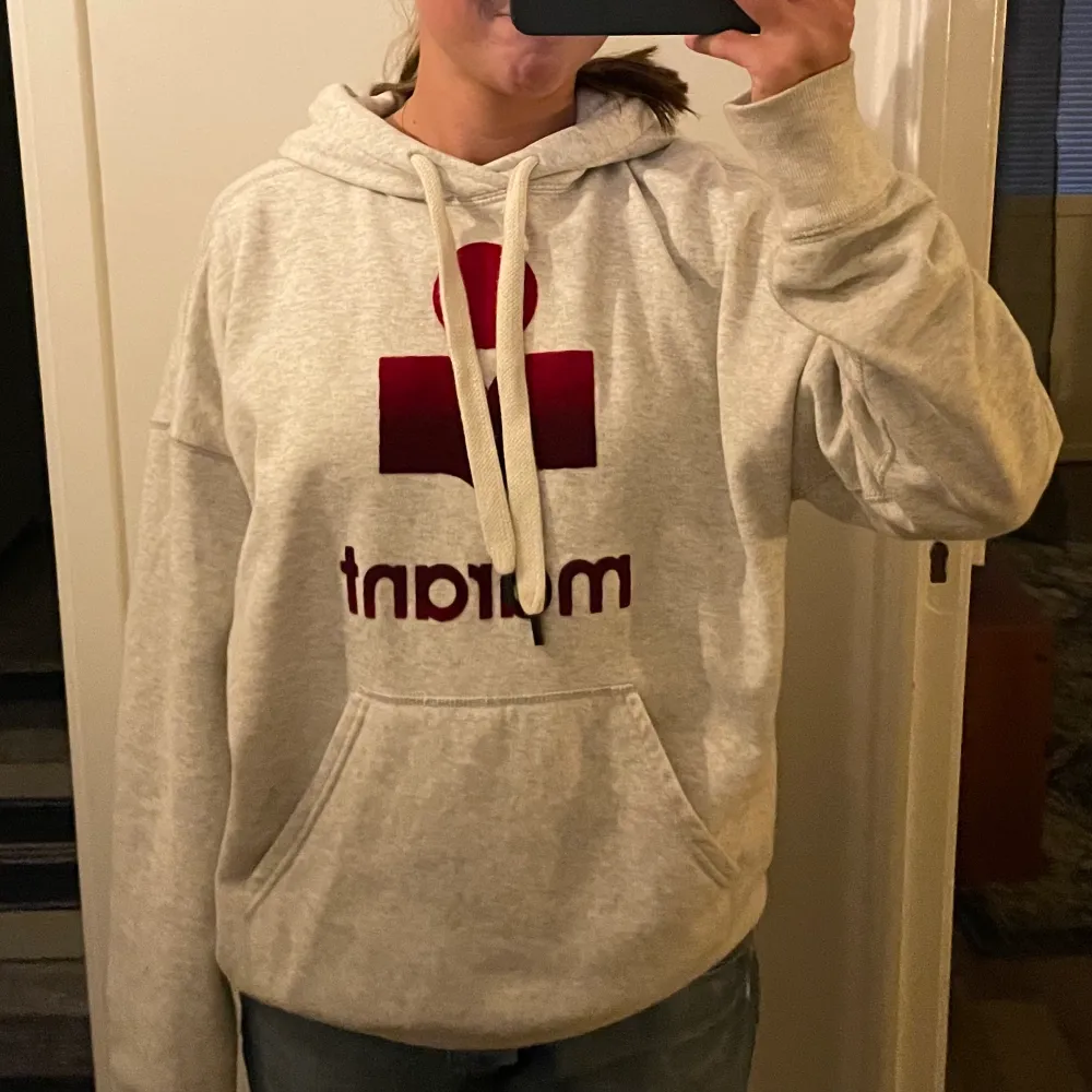 Jag säljer nu min fina hoodie från Isabel Marant Étoile i storlek 36. Hoodin är sparsamt använd, dvs att den är i bra skick! Köparen står för frakten!. Tröjor & Koftor.