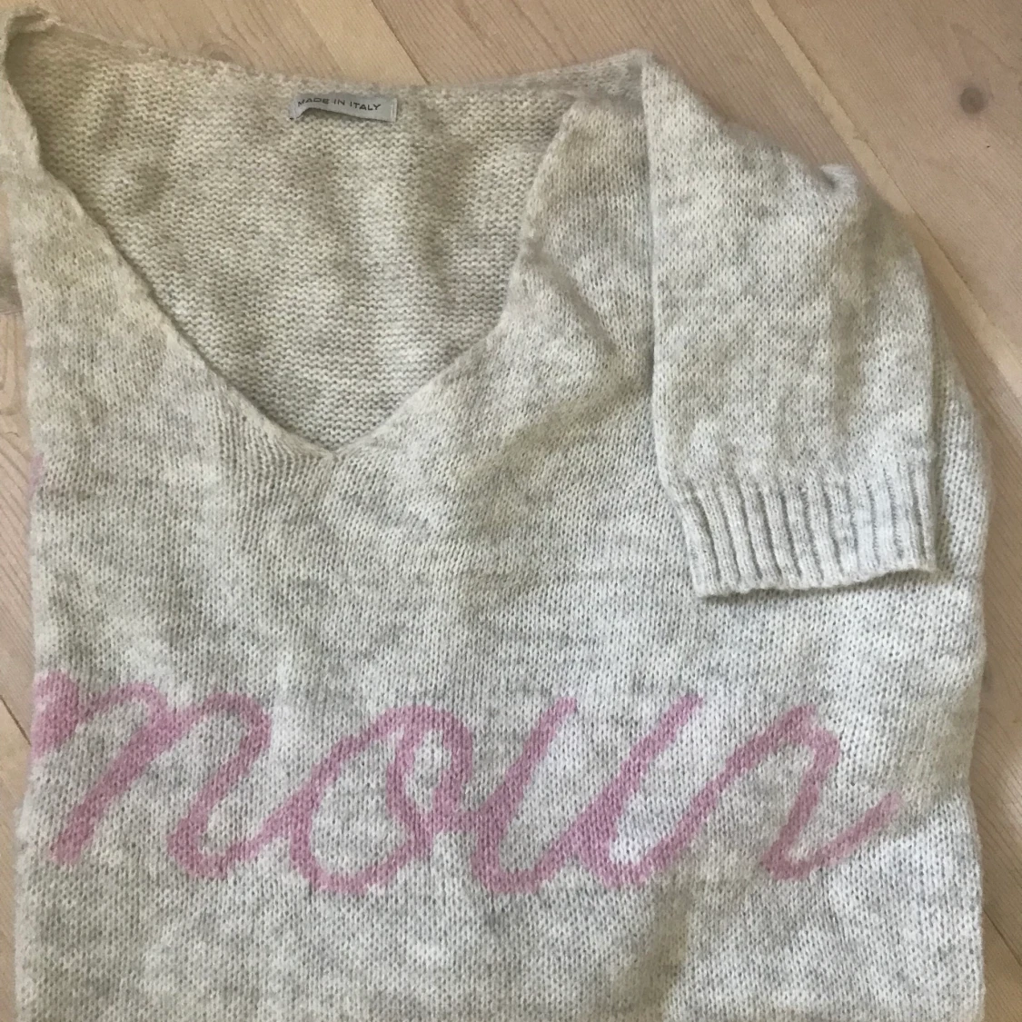 Vitgrå -Amour i rosa text