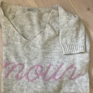 Vitgrå -Amour i rosa text - One size nyskick 