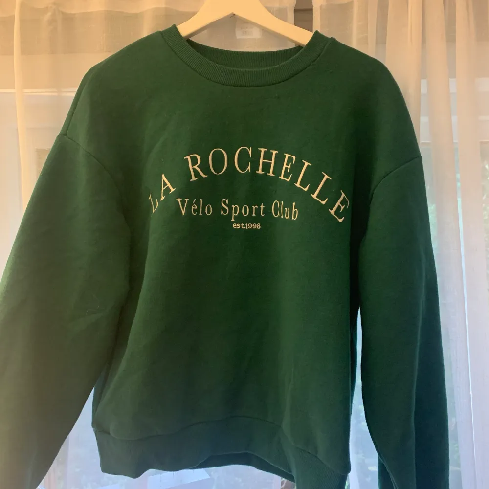 grön sweatshirt från ginatricot.. Tröjor & Koftor.