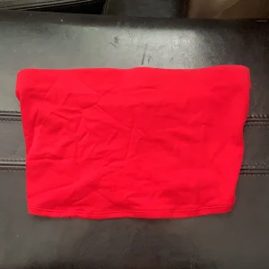 Röd tubtop - Säljer då den inte används :)