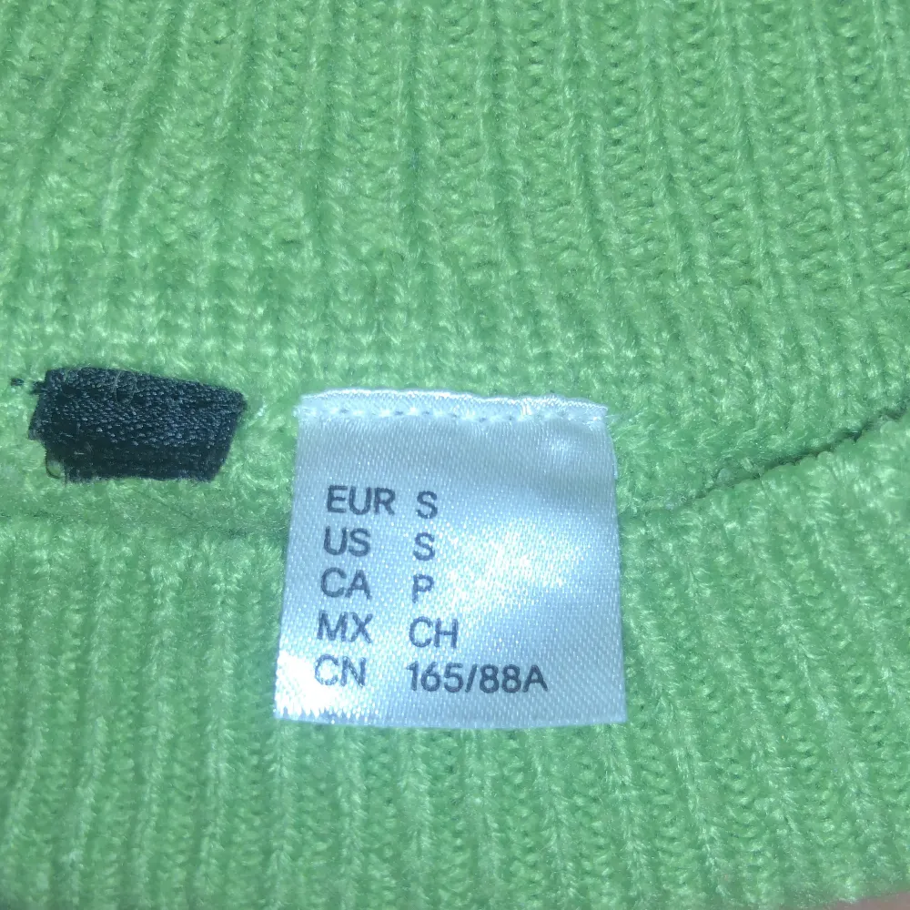 En jättefin stickad tröja från hm med fjärilar i olika gröna nyanser. Bra skick, jag fraktar också.. Stickat.