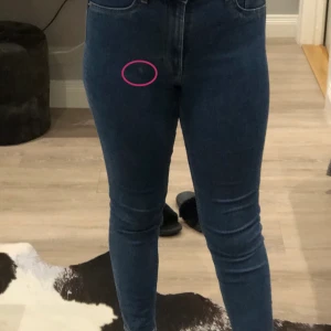 Skinny jeans high Waist  - Skinny jeans high waist köpte från H&M det är en liten fläck syns inte så mkt. som var där på Jensen innan jag köpte 