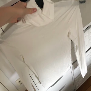 Tajt polo tröja - Tajt polo tröja! Aldrig använd. Frakt tillkommer på 25kr.