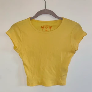 gul topp - söt gul topp, helt okej skick. fick ett hål i sig som blivit igensytt. men sätter ett extra lågt pris pga det. annars är den fin! storlek xs och sitter tight, lite stretchigt material. bara att höra av dig om du undrar något :) 💛 
