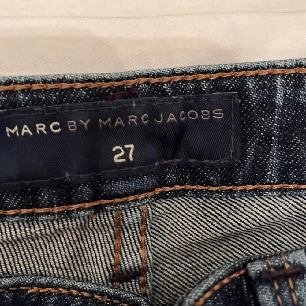 Säljer dessa fina Marc Jacobs byxorna på grund av att dem var lite stora i midjan, men annars så passar de perfekt och är super fina. Är i ett väldigt fint skick och ska vara lite blekta på knäna som man ser på bilden. . Jeans & Byxor.