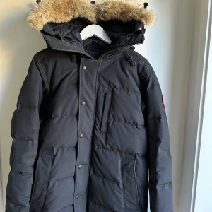Canada goose herr  - storlek M knappt använd, äkta.  Fler bilder kan skickas  Ordinarie pris 13.000 ca 