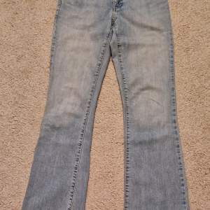 Lågmidjade levis jeans i storlek 26/34 men de är uppsydda så de är 32 i benen.