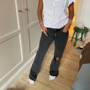 Gråa jeans med snyggt hål!❤️‍🔥❤️‍🔥 - Såå fin grå färg på dessa jeans🖤 Sprättat upp där nere så dem blir lite mer unika och coola❤️
