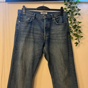 Hope rush denim - Hope rush denim  Size 31  Sitter lite större IMO som en 32 waist ANVÄNDA! Men fint skicka lagad vänster ficka men inget som syns!  