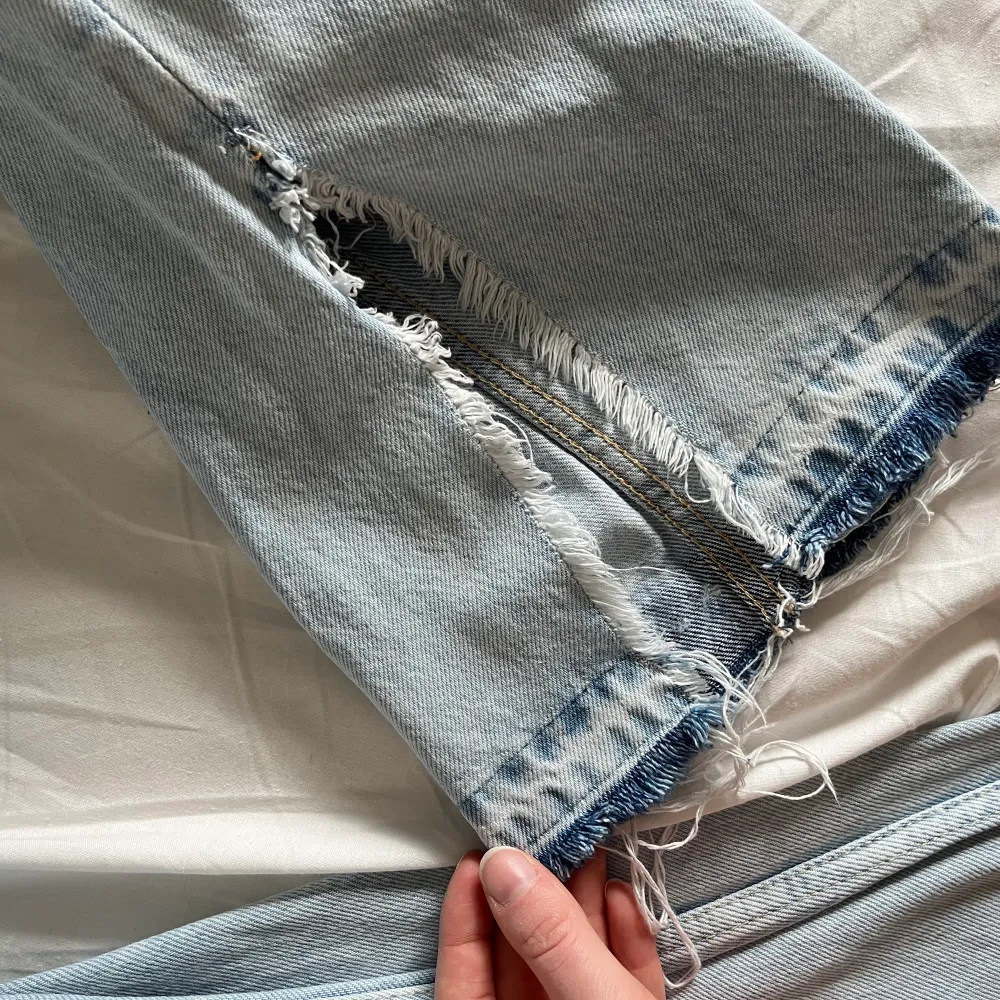 Garderobsrensning!!! Kommer mer!!! Säljer dessa fina low/miswaist jeans med slits från Zara som är knappt är använda.  Storlek: 38 Färg: Ljusblå Köparen står för frakten!!!  (OBS! Tryck inte köp nu!). Jeans & Byxor.