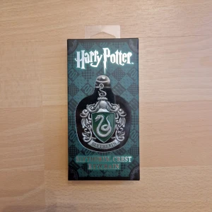 Slytherin nyckelring - Officiell Harry Potter nyckelring i metall, Slytherin, från Noble Collection. Aldrig använd, så i jättebra skick. Från början köpt för 169 kr.