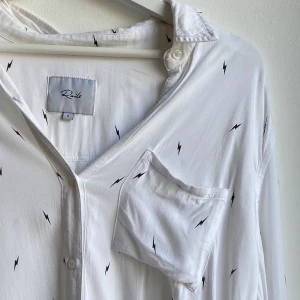 Skjorta Rails - Skitsnygg skjorta i det mjuuukaste materialet köpt i New York. Lite oversized i passformen och faller sjukt snyggt på⚡️⚡️⚡️⚡️