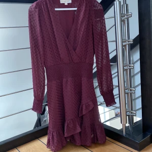 Vinröd klänning från michael kors - Super söt klänning!