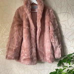 Kappa i fuskpäls  - Superfin jacka i färgen puderrosa från Asos Design 💕 Den är i storlek 42 & jag har haft på mig den endast en gång. Nypris:881:-  