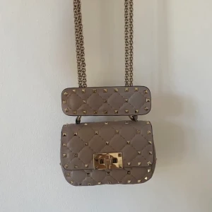 Intressekoll - Intressekoll på min beiga rockstud Valentino väska   Nyskick    Kom med seriösa bud 🤗