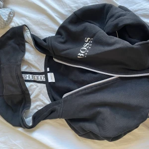 Hugo Boss zip up - Hugo boss zip up hoddie, lite slitage på märket fram! Men inget som man lägger märket till.