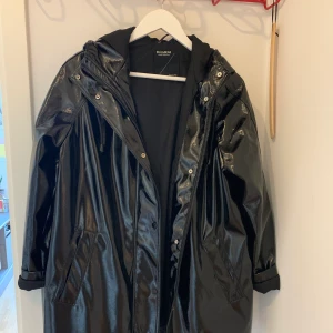 Regnjacka - Varm & snygg regnjacka/kappa. Storlek L men liten i storleken. Mer som S-M