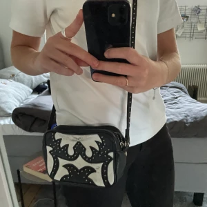 Zadig väska  - Superfin zadig väska i utgången modell. Köpt för ca 3 år sen för ca 3500 kr. Några små märken annars i bra skick! 