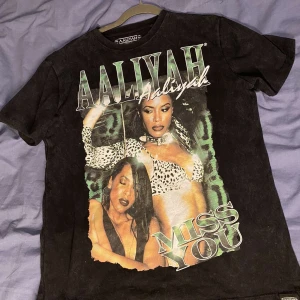 Svart t-shirt med tryck  - Svart t shirt med tryck från Junkyard i storlek Xs skriv privat för bilder på  