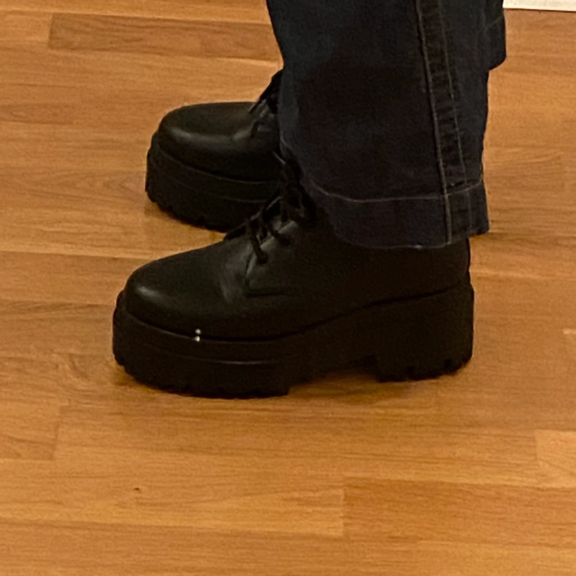 Svarta platåskor från Hm