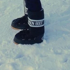 Moonboots  - Säljer mina moonboots! Använda men i fint skick överlag. De är uppslitna i sulan där bak. Kan skicka bild ifall det önskas.
