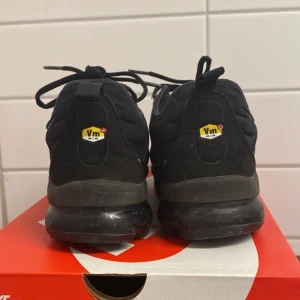 Nike vapor max plus - Väldigt bekväm sko som går att använda till det mesta. Håll där fram och back i hällarna men går fortfarande att använda