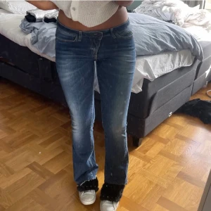 Lågmidjade jeans  - Säljer dessa supersnygga jeansen som tyvärr inte kommer till användning längre💕Bilderna är från förra ägaren!
