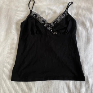Svart linne  - Super fin svart Linne med spetskant. 