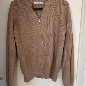 Stickad tröja - Stickad tröja med dragkedja. Som ny!