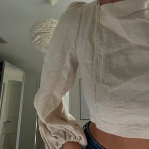 topp - beige topp med puffärm och knytning i ryggen 👼🏼
