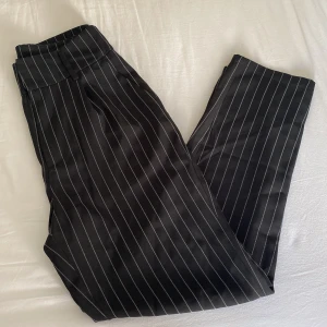 Jättesköna randiga ”kostymbyxor” - Sköna och tunnare byxor från NA-KD, endast använda några gånger, jättefint skick. 