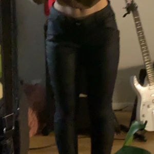 Svarta lowwaist byxor - Dem har ett typ läder matreal men mjukare? Hoppas man kan se vad jag menar i bilderna😅 ni får absolut fråga om fler bilder. Väldigt fina iaf. Det enda negativa är att sitter lite löst på mig vid midjan! 