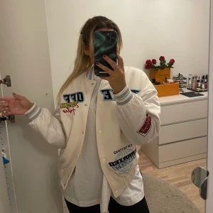 College jacka - Jacka från Bershka 🤍 Storlek xs passar större  Spårbar frakt 66kr 🚚