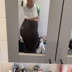 Byxor - Säljer även dem här fina byxorna sitter med som en smack och passar perfekt .